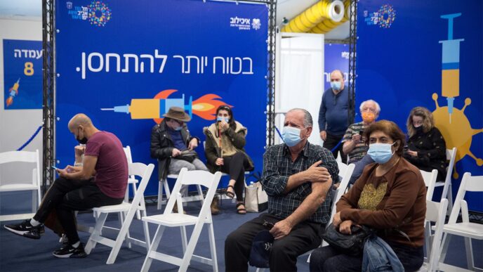 Vaccination center in Rabin Square, Tel Aviv (Photo: Miriam Alster/Flash 90)
