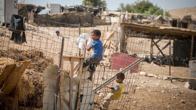 أطفال بدو يلعبون. احتمال وفاة الأولاد البدو اعلى بـ3.6 اضعاف من احتمال وفاة الأطفال اليهود (تصوير ميريام ألستر / FLASH90)