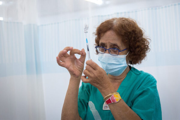 אחות מכינה חיסון נגד קורונה (צילום: מרים אלסטר / פלאש 90)