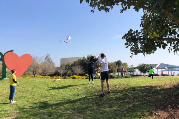 פעילות לילדי עובדים חיוניים מבית החולים פוריה במהלך הסגר השלישי (צילום: כפר נהר הירדן)