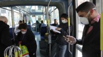 אנשים באוטובוס בתקופת הקורונה. (צילום: יוסי זמיר/פלאש90)
