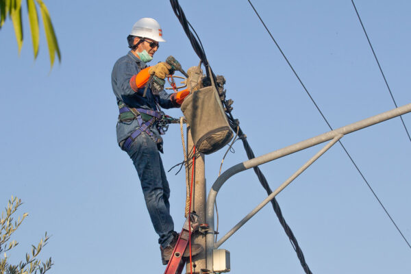 עובד חברת החשמל (צילום ארכיון: יוסי אלוני / פלאש 90)