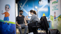 חיסון לקורונה במרכז החיסונים של כללית בירושלים (צילום: יונתן סינדל / פלאש 90).