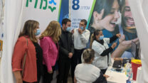 שר העבודה והרווחה, איציק שמולי ויו"ר נעמת, חגית פאר, במוקד חיסונים ברחובות עם עובדות מעונות היום של נעמת שהגיעו להתחסן (קרדיט צילום: דוברות נעמת)