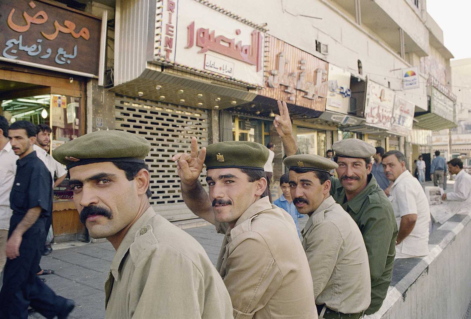 חיילים כורדים מצבא עיראק ב&quot;אפטר&quot; בבגדאד, 1990 (צילום: AP Photo/Andre Camara)