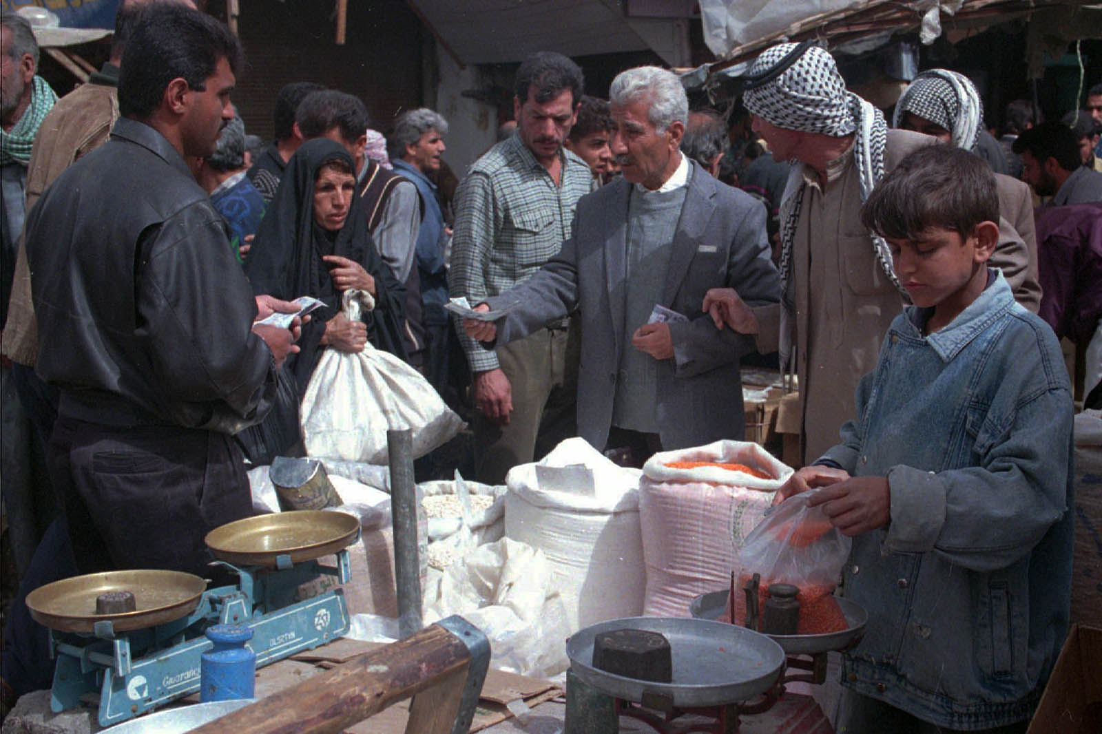 השוק בבגדאד, 1997. &quot;עיראק הייתה מדינה טובה מבחינת אוכל, ירקות ופירות. אכלנו כשר והייתה לנו שחיטה משלנו&quot; (צילום: AP Photo/John Rice)