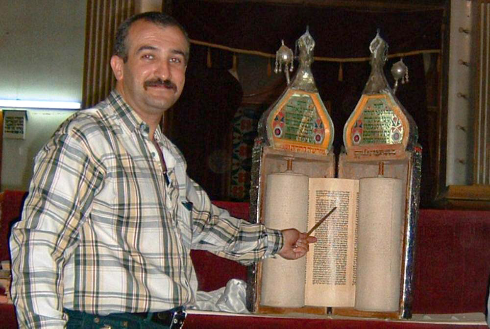 לוי בבית הכנסת בבגדאד. &quot;הנהגתי את הקהילה ודאגתי לכל מיני סידורים מול המשטר&quot; (צילום: אלבום פרטי)