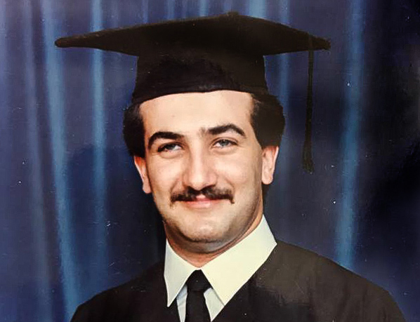 לוי בסיום לימודי ראיית חשבון באוניברסיטת בגדאד (צילום: אלבום פרטי)
