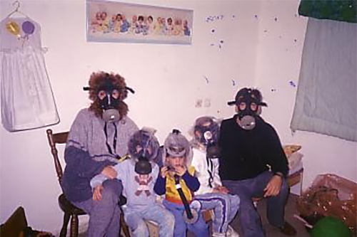 משפחה ישראלית בחדר האטום, עוטה מסכות אב&quot;כ בזמן מלחמת המפרץ, 1991. &quot;ישבנו בבגדאד אבל הלב היה עם ישראל&quot; (צילום: ג'יין פרסקו/flicker)