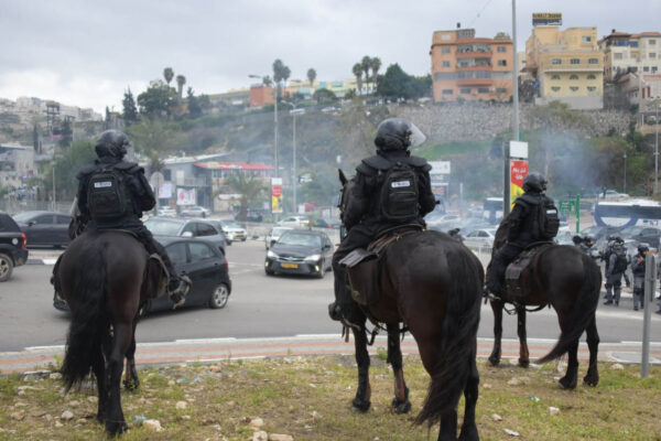 פרשי משטרה במהלך הפגנה בכניסה לאום אל פאחם, ארכיון. (צילום: משטרת ישראל)