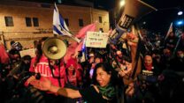 מפגינים ליד מעון ראש ההמשלה בירושלים (צילום: אוליבייה פיטוסי, פלאש 90)