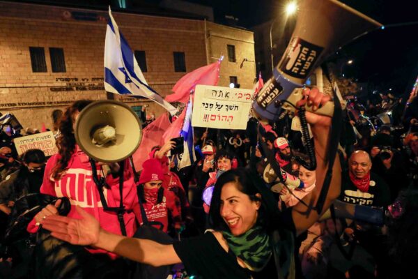 מפגינים ליד מעון ראש ההמשלה בירושלים (צילום: אוליבייה פיטוסי, פלאש 90)