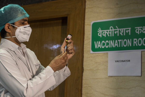 עובד בריאות בניו דלהי מבצע את החיסון לקורונה  (צילום: AP Photo/Altaf Qadri)