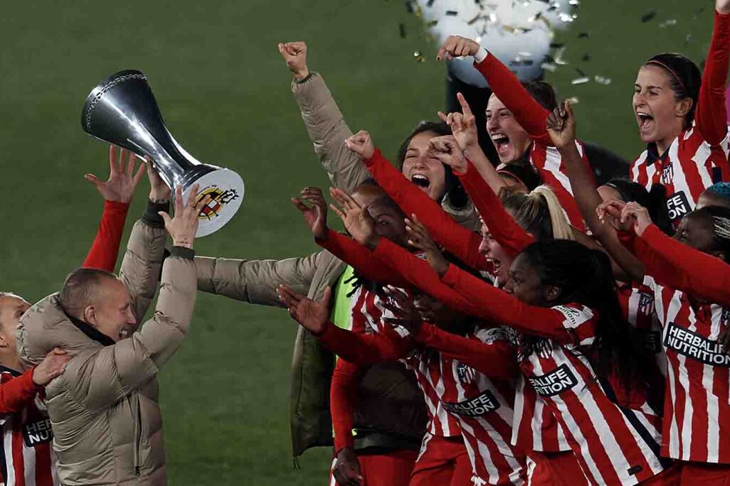 וירג'יניה טורקילה ואמנדה סמפדרו מאתלטיקו מדריד מרימות את גביע הסופרקאפ הספרדי  (צילום: Jose Breton/Pics Action/NurPhoto, Getty Images)