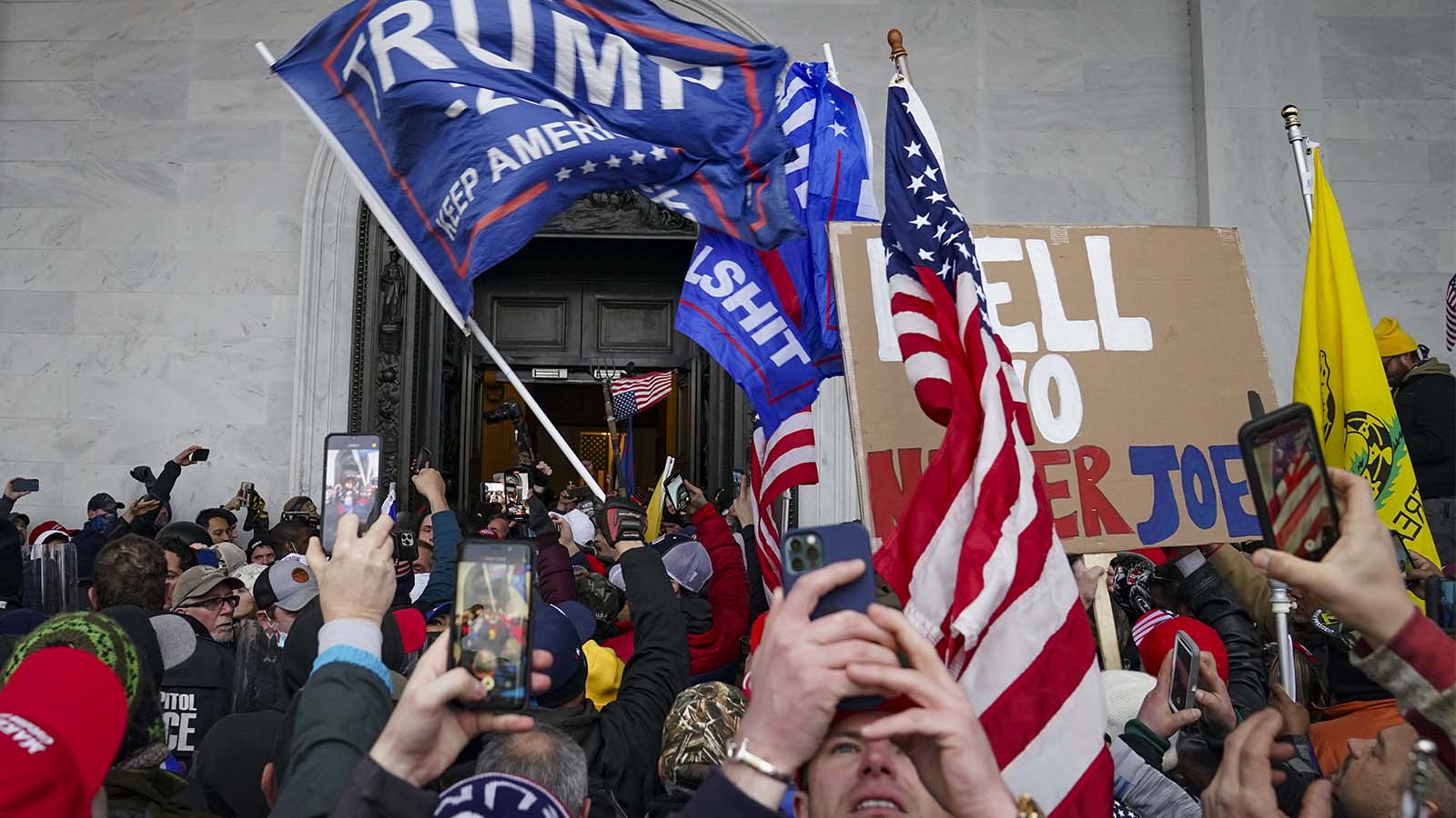 תומכי טראמפ מתכנסים מחוץ לבניין הקפיטול. (צילום: AP/John Minchillo)