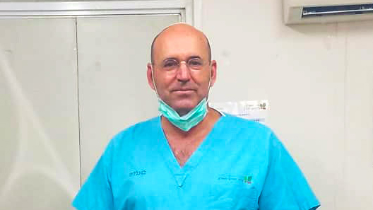الدكتور درور ديكر، مدير قسم الكورونا في مستشفى الشارون (تصوير: دفنه ايزباروخ)
