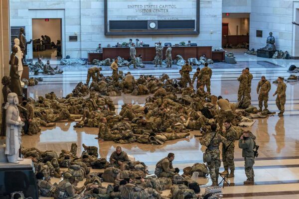 חיילי המשמר הלאומי בתוך בניין הקפיטול. (צילום: AP/J. Scott Applewhite)