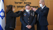 הענקת הדרגות למפכ"ל המשטרה הנכנס רב-ניצב יעקב שבתאי. (צילום: דוברות המשטרה)
