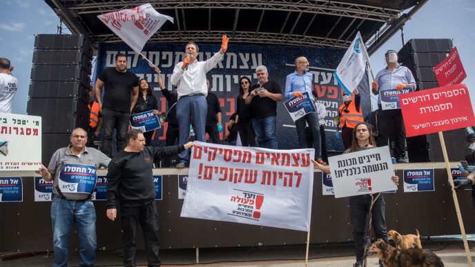 Protests outside the Parliament building on March 30, 2020, as the Knesset was in the middle of deciding on new lockdown measures. (Photo: Yonatan Sindel/Flash90)