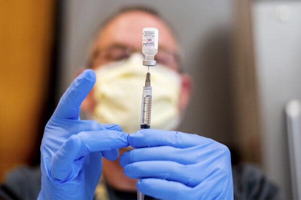 רוקח מכין מנת חיסון נגד קורונה של חברת פייזר. (צילום: AP Photo/Noah Berger, Pool)