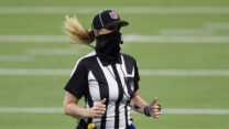 שופטת הNFL שרה תומאס (צילום: (AP Photo/Kelvin Kuo)