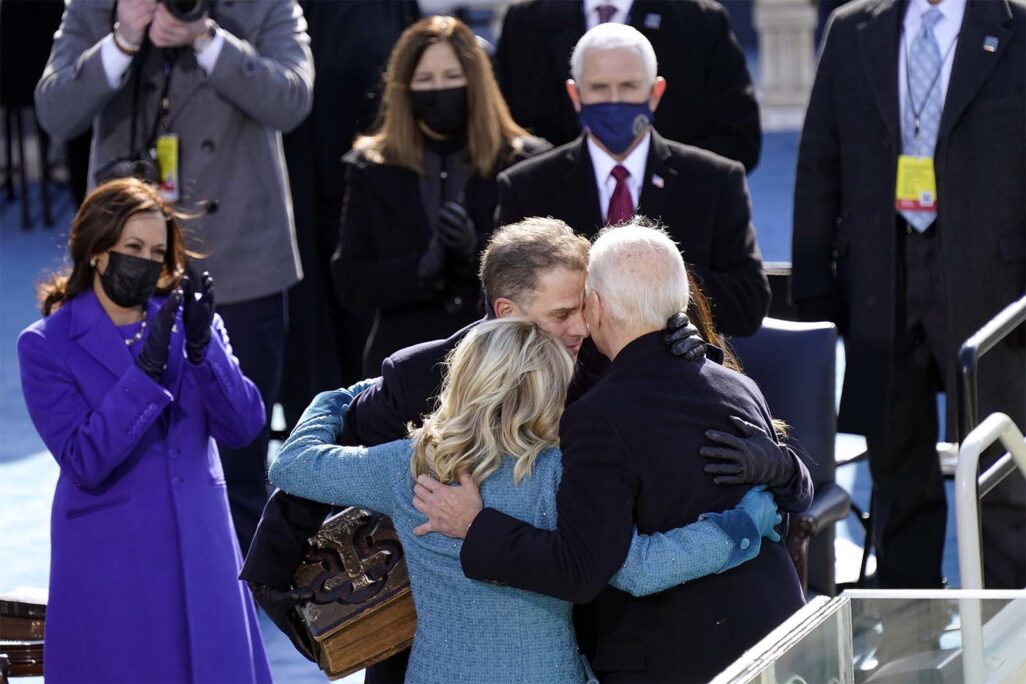נשיא ארה"ב ג'ו ביידן מחבק את אישתו ג'יל ואת ילדיו האנטר ואשלי אחרי השבעתו לתפקיד. (צילום: AP Photo/Carolyn Kaster)