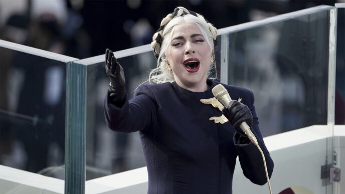 ליידי גאגא שרה את ההמנון של ארה&quot;ב במהלך טקס ההשבעה. (צילום: Greg Nash/Pool Photo via AP)