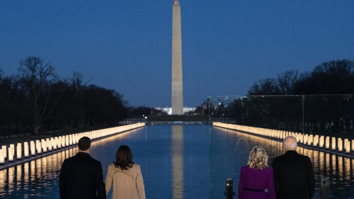 ג'ו וגיל ביידן יחד עם קמלה האריס ובעלה דאג ארנהוף עורכים טקס זיכרון לקורבנות מגפת הקורונה מחוץ לאנדרטת לינקולן בוושינגטון, ערב טקס ההשבעה. (צילום: AP Photo/Evan Vucci)