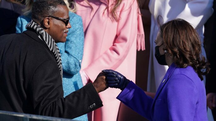 סגנית הנשיא קמלה האריס והכומר ד"ר סילבסטר בימן בטקס ההשבעה של ג'ו ביידן. (צילום: REUTERS/Kevin Lamarque)