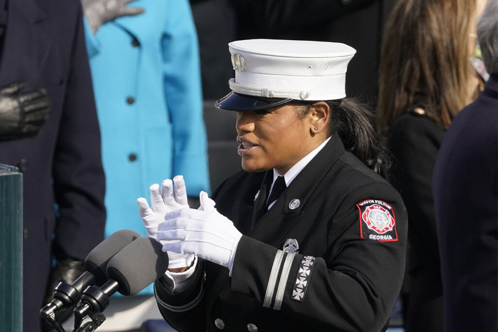 אנדריאה הול בטקס ההשבעה של ביידן (צילום: AP Photo/Andrew Harnik)