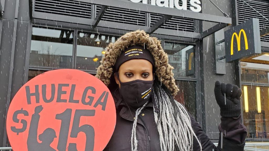 עובדת מקדונלד'ס בארה"ב בשביתה שהובילה תנועת 'נאבקים למען ה-15' (צילום: Fight for 15)