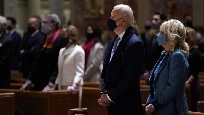 הנשיא הנבחר ג'ו ביידן ואשתו ג'יל ביידן משתתפים במיסה בקתדרלת סנט מתיא השליח במהלך טקסי יום ההשבעה בוושינגטון, 20 ינואר, 2021. (צילום: AP/Evan Vucci)