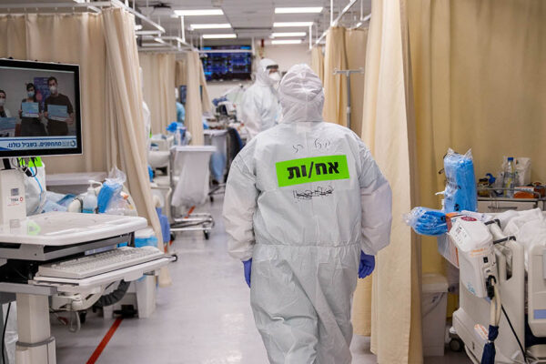 צוות רפואי במחלקת קורונה בבית החולים שערי צדק (צילום: יונתן זינדל/פלאש90)