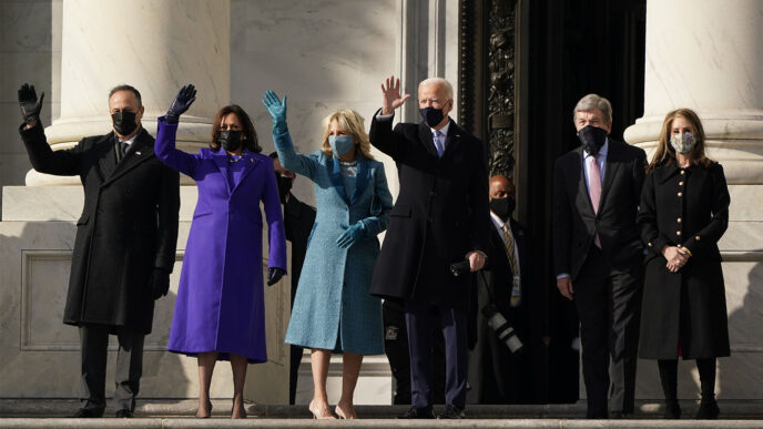 הנשיא הנבחר ג'ו ביידן, אשתו ג'יל ביידן וסגנית הנשיא הנבחרת קמלה האריס ובעלה דאג אמהוף מגיעים למדרגות הקפיטול האמריקני לתחילת טקסי ההשבעה הרשמיים, בוושינגטון, 20 בינואר 2021.(צילום: AP/J. Scott Applewhite)