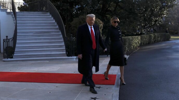 הנשיא היוצא דונלד טראמפ והגברת הראשונה לשעבר מלניה טראמפ עוזבים את הבית הלבן בפעם האחרונה. (צילום: EUTERS/Leah Millis)