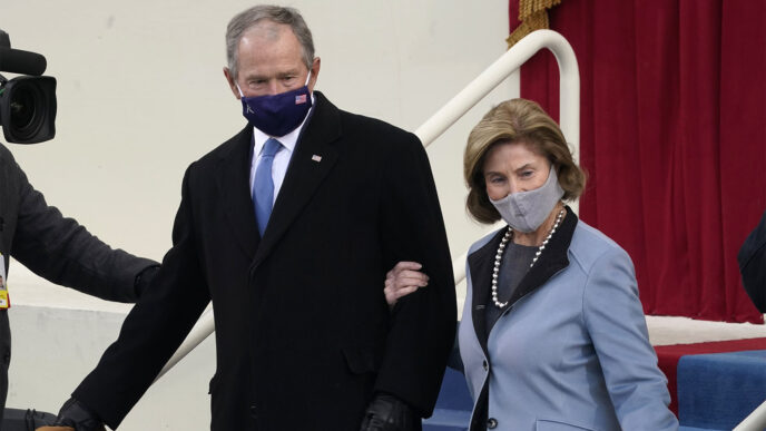 ג'ורג' ולורה בוש מגיעים לטקס ההשבעה של ג'ו ביידן. (AP Photo/Andrew Harnik)