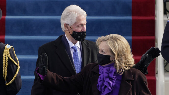 ביל והילארי קלינטון מגיעים לטקס ההשבעה של ג'ו ביידן. (צילום: AP Photo/Patrick Semansky, Pool)