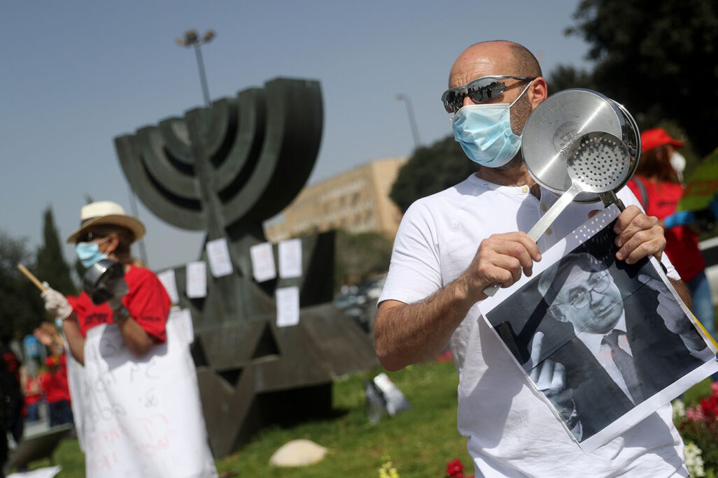 Israeli self-employed workers participate in a rally calling for financial support from the Israeli government outside the Israeli Parliament in Jerusalem.  (Photo: Yonatan Sindel/Flash90)