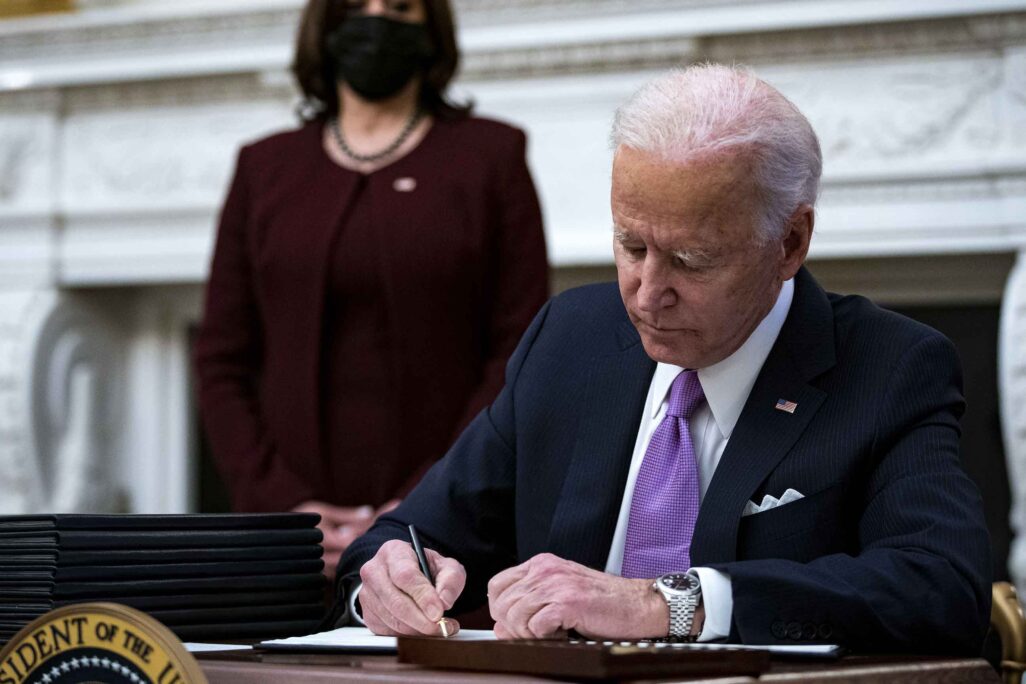 הנשיא האמריקאי, ג'ו ביידן, חותם על שורת צווים נשיאותיים בנושא המאבק במגפת הקורונה(צילום: אל דארגו, רויטרס)