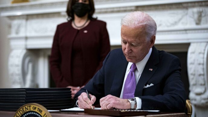 הנשיא האמריקאי, ג'ו ביידן, חותם על שורת צווים נשיאותיים בנושא המאבק במגפת הקורונה(צילום: אל דארגו, רויטרס)