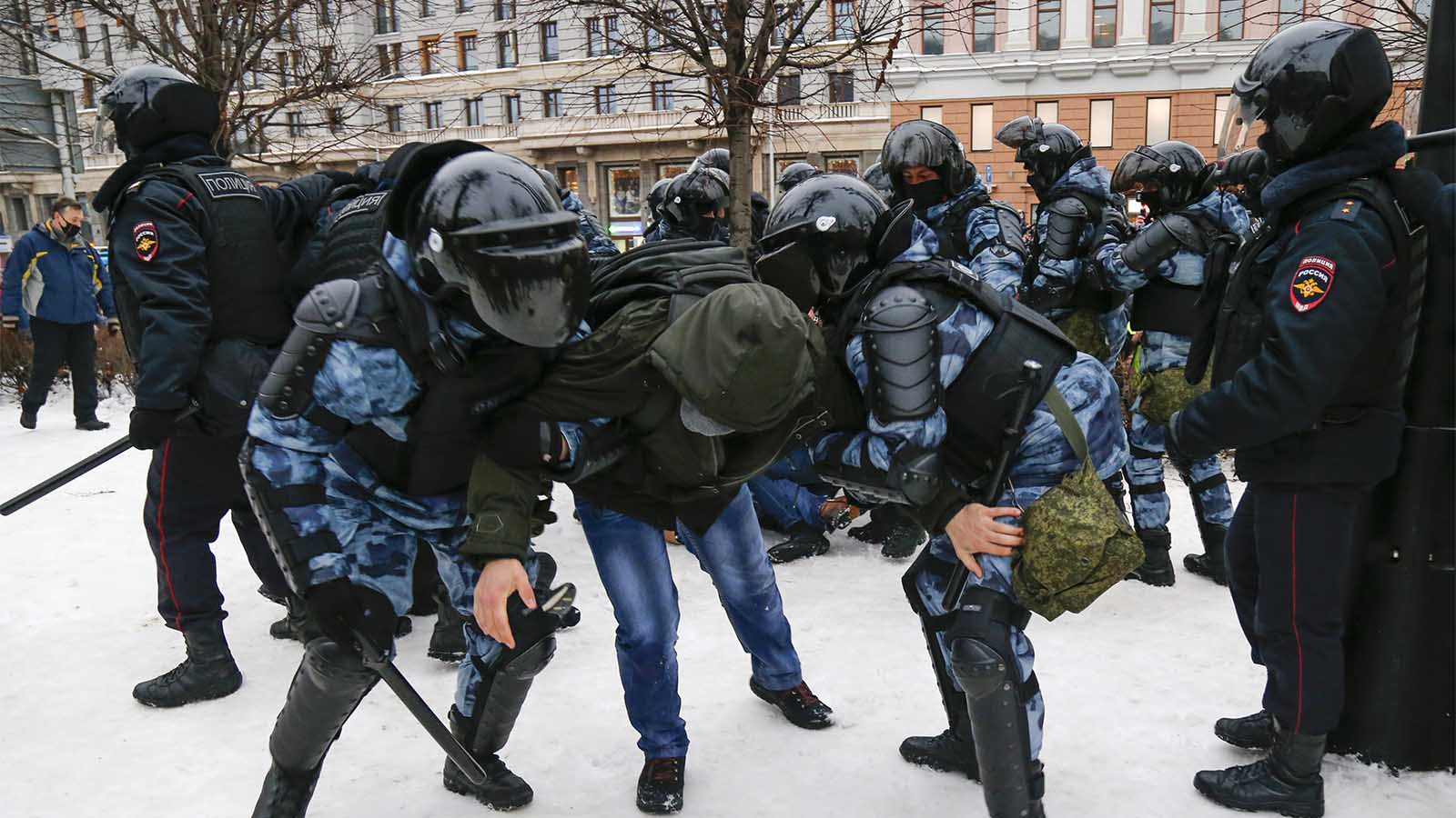 המשטרה עוצרת בחור במהלך מחאה נגד כליאתו של מנהיג האופוזיציה אלכסיי נבאלני במוסקבה, רוסיה, 23 בינואר 2021. (צילום: AP Photo/Alexander Zemlianichenko)