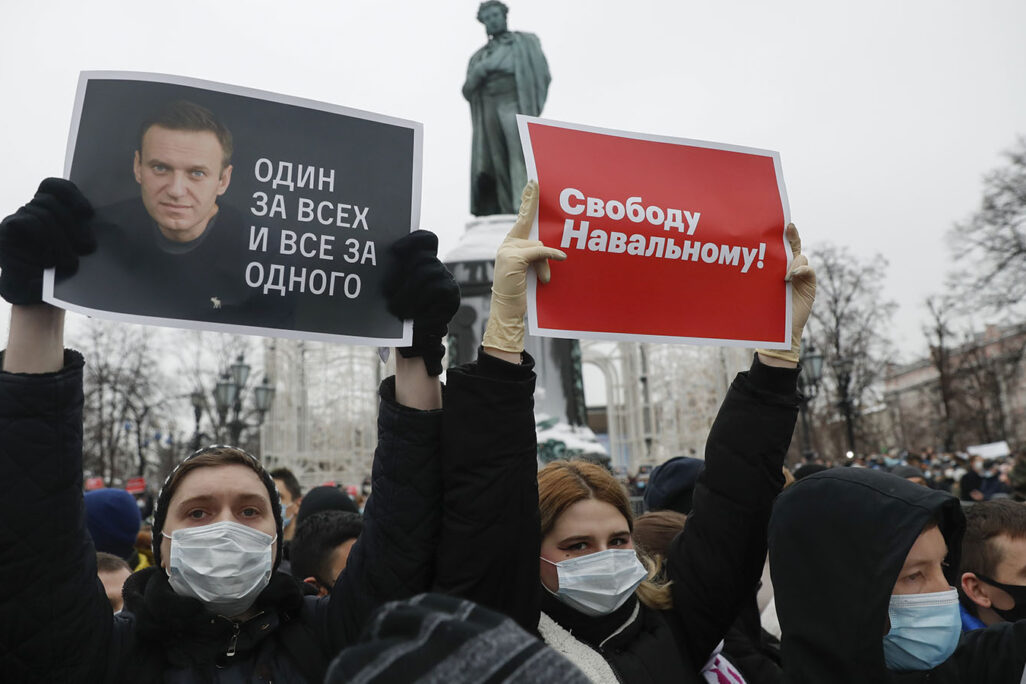 מפגינים במחאה נגד כליאתו של מנהיג האופוזיציה אלכסיי נבלני בכיכר פושקין במוסקבה, רוסיה, 23 בינואר 2021. (צילום: AP/Pavel Golovkin)