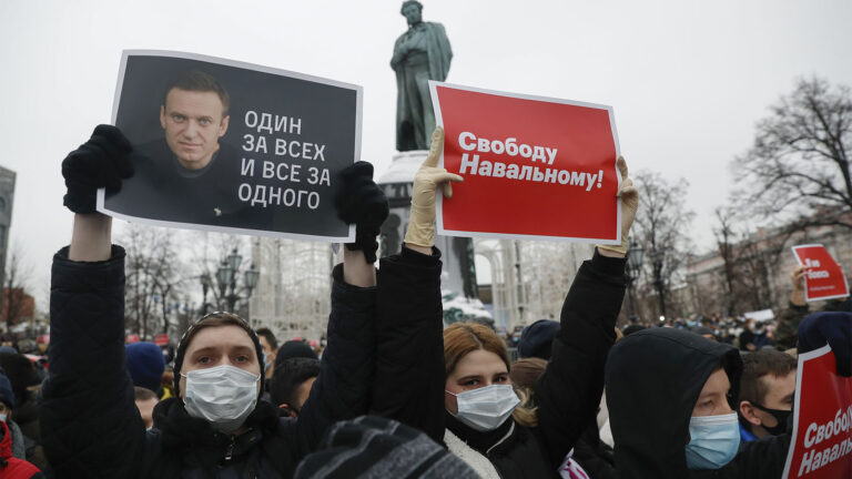 מפגינים במחאה נגד כליאתו של מנהיג האופוזיציה אלכסיי נבלני בכיכר פושקין במוסקבה, רוסיה, 23 בינואר 2021 (צילום: AP/Pavel Golovkin)