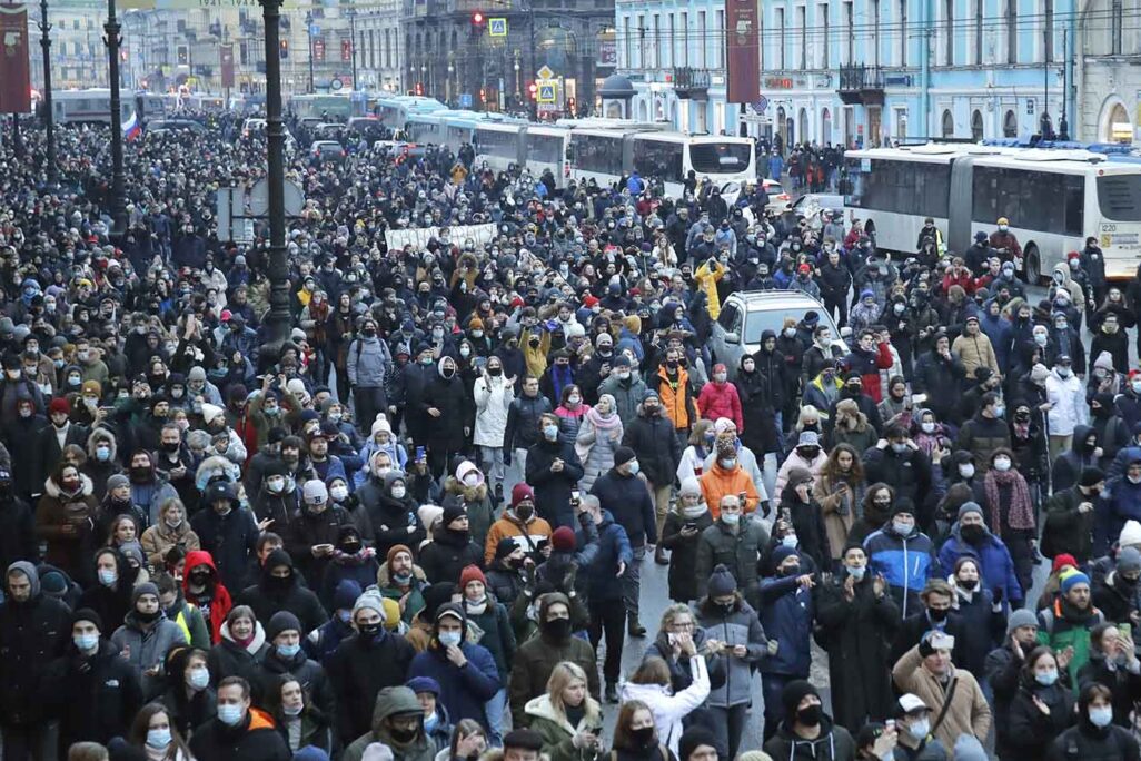 מפגינים במחאה נגד כליאתו של מנהיג האופוזיציה אלכסיי נבלני בסנט פטרסבורג, רוסיה, בינואר 2021. (צילום: AP/Dmitri Lovetsky)