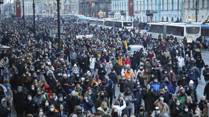 מפגינים במחאה נגד כליאתו של מנהיג האופוזיציה אלכסיי נבלני בסנט פטרסבורג, רוסיה, בינואר 2021. (צילום: AP/Dmitri Lovetsky)