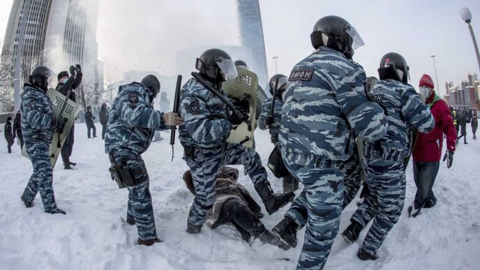 המשטרה עוצרת מפגין במהלך מחאה נגד כליאתו של מנהיג האופוזיציה אלכסיי נבאלני ביקטרינבורג, רוסיה, 23 בינואר 2021. (צילום: AP/Anton Basanayev)