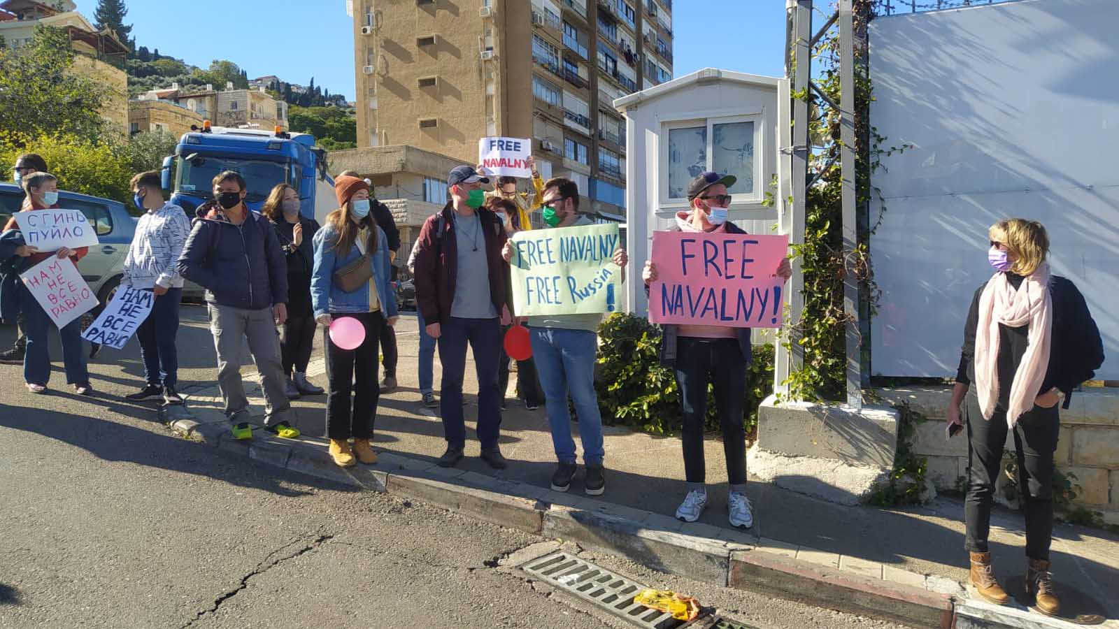 הפגנה מול הקונסוליה הרוסית בחיפה; במחאה על מאסרו של איש האופוזיציה ברוסיה אלכסיי נבלניי. (צילום: יהל פרג')