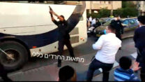 שוטר יורה כדור באוויר ברחוב זבוטיסקי בבני ברק. (צילום: מחאות החרדים)