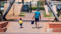 אבא וילד בפארק (צילום: Yuri Redjebov/Shutterstock)