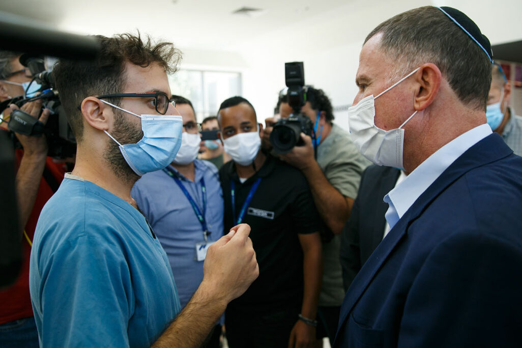 שר הבריאות יולי אדלשטיין בביקור בית חולים אסותא באשדוד (צילום: פלאש90)